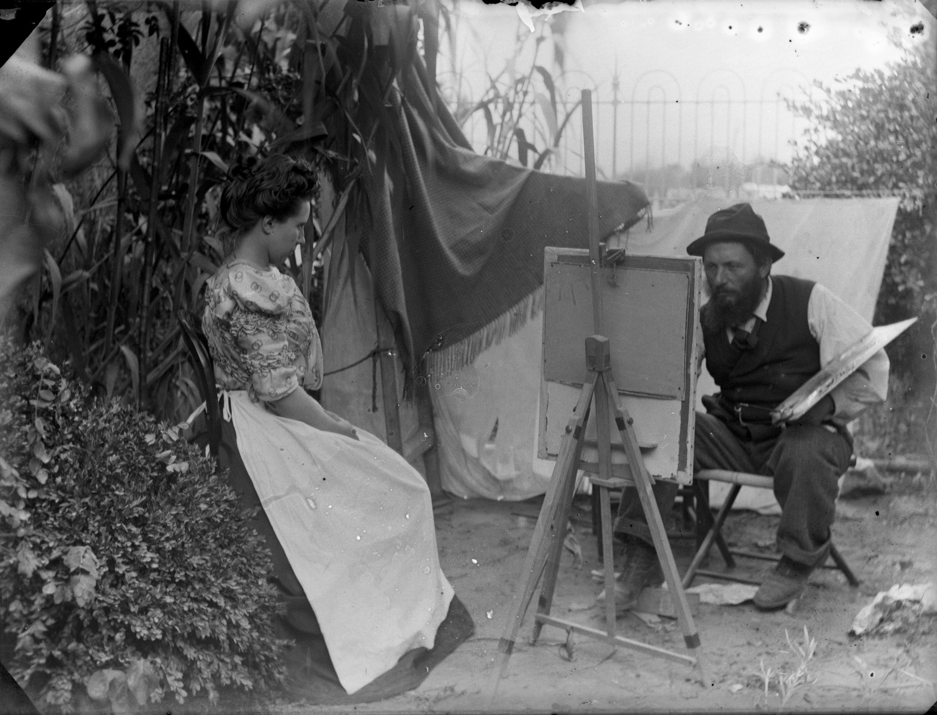 Léon Delachaux réalise un portrait en extérieur