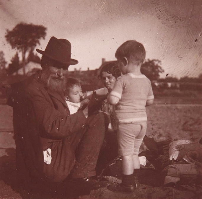 Léon Delachaux avec ses deux petits-fils, Philippe et Robert, et Nana, leur nourrice