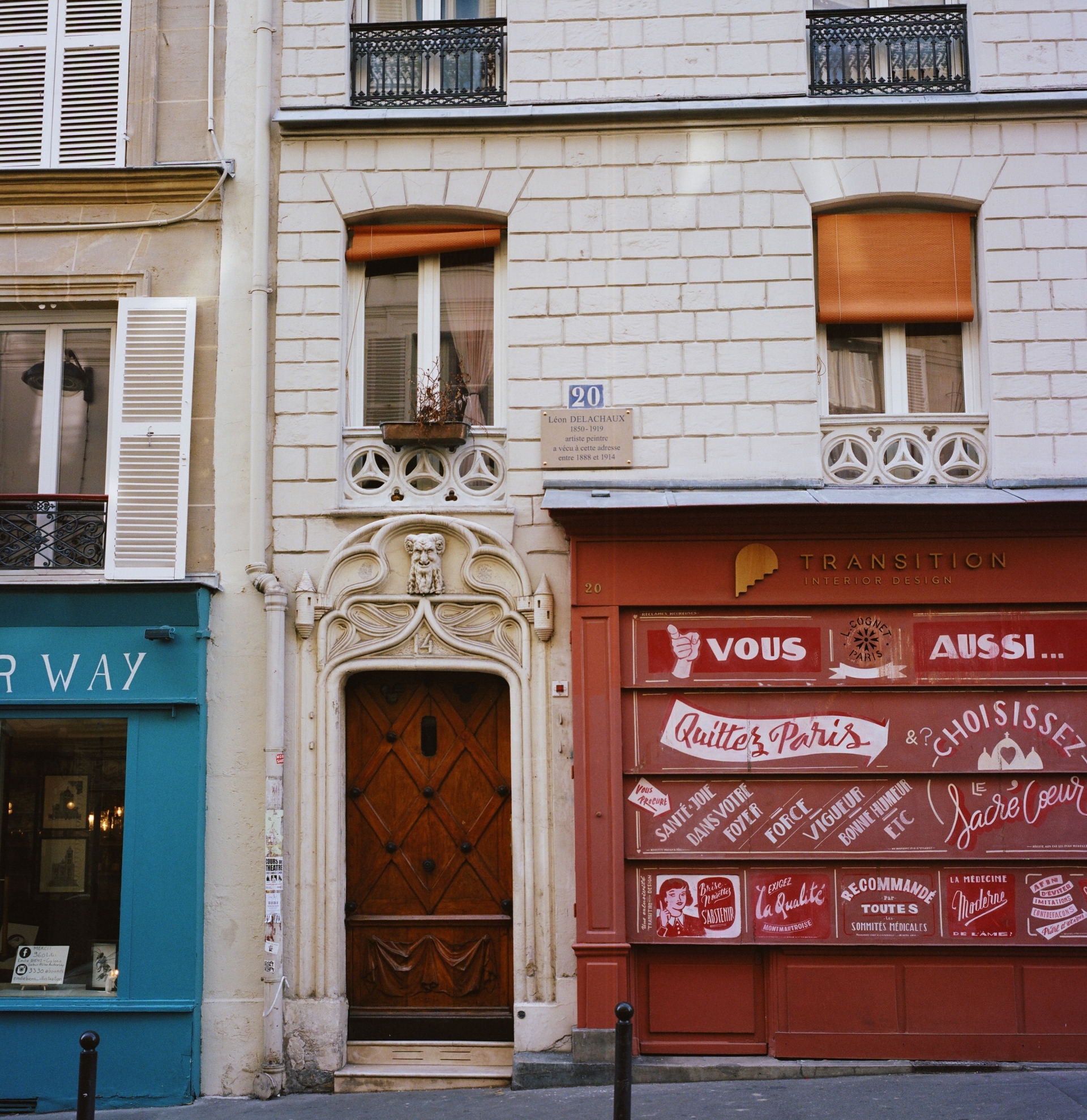 Plaque commémorative posée sur la façade du 20 rue Durantin, Montmartre, Paris