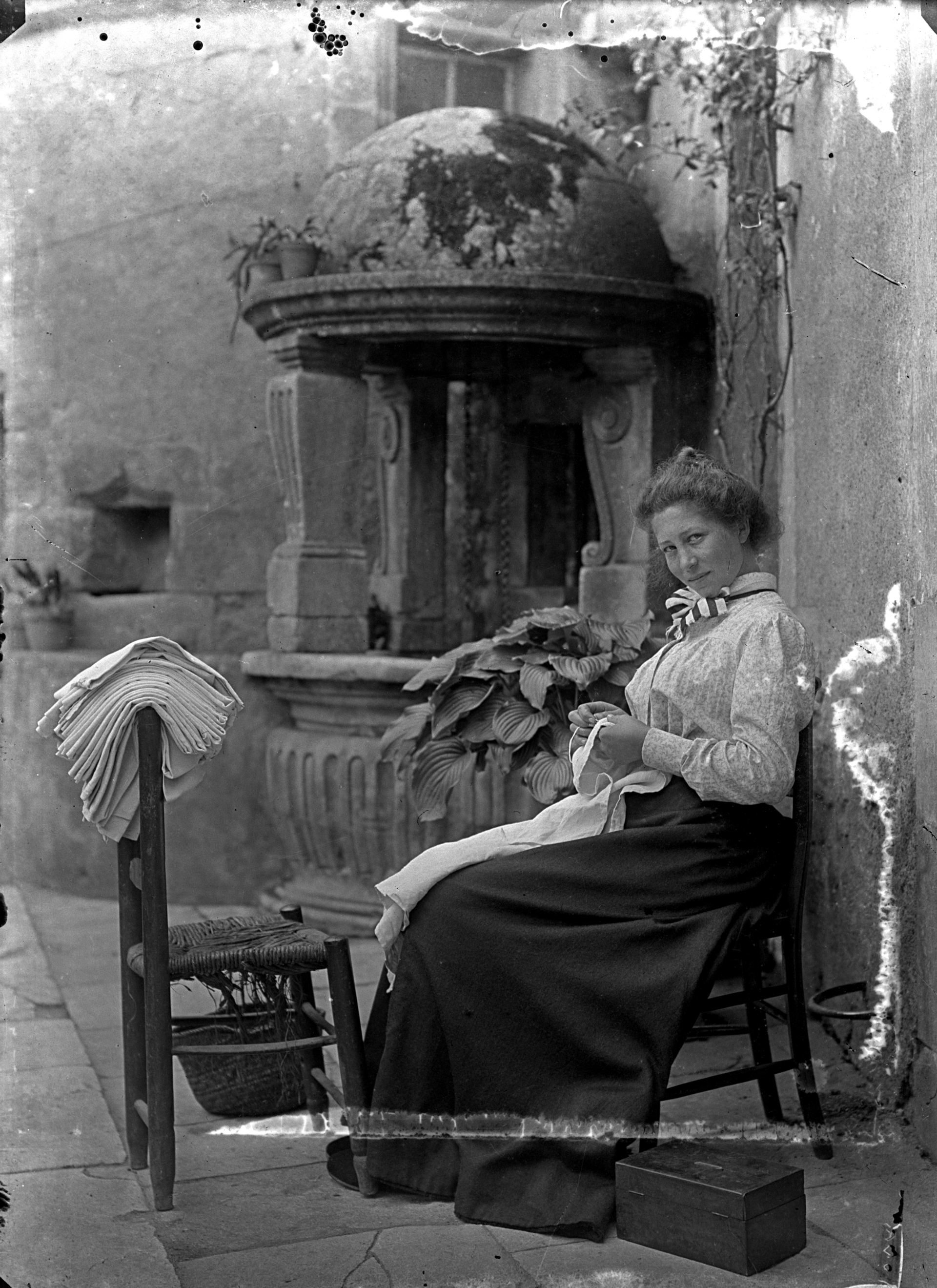 Léon Delachaux, Joséphine brodant près d'un puits