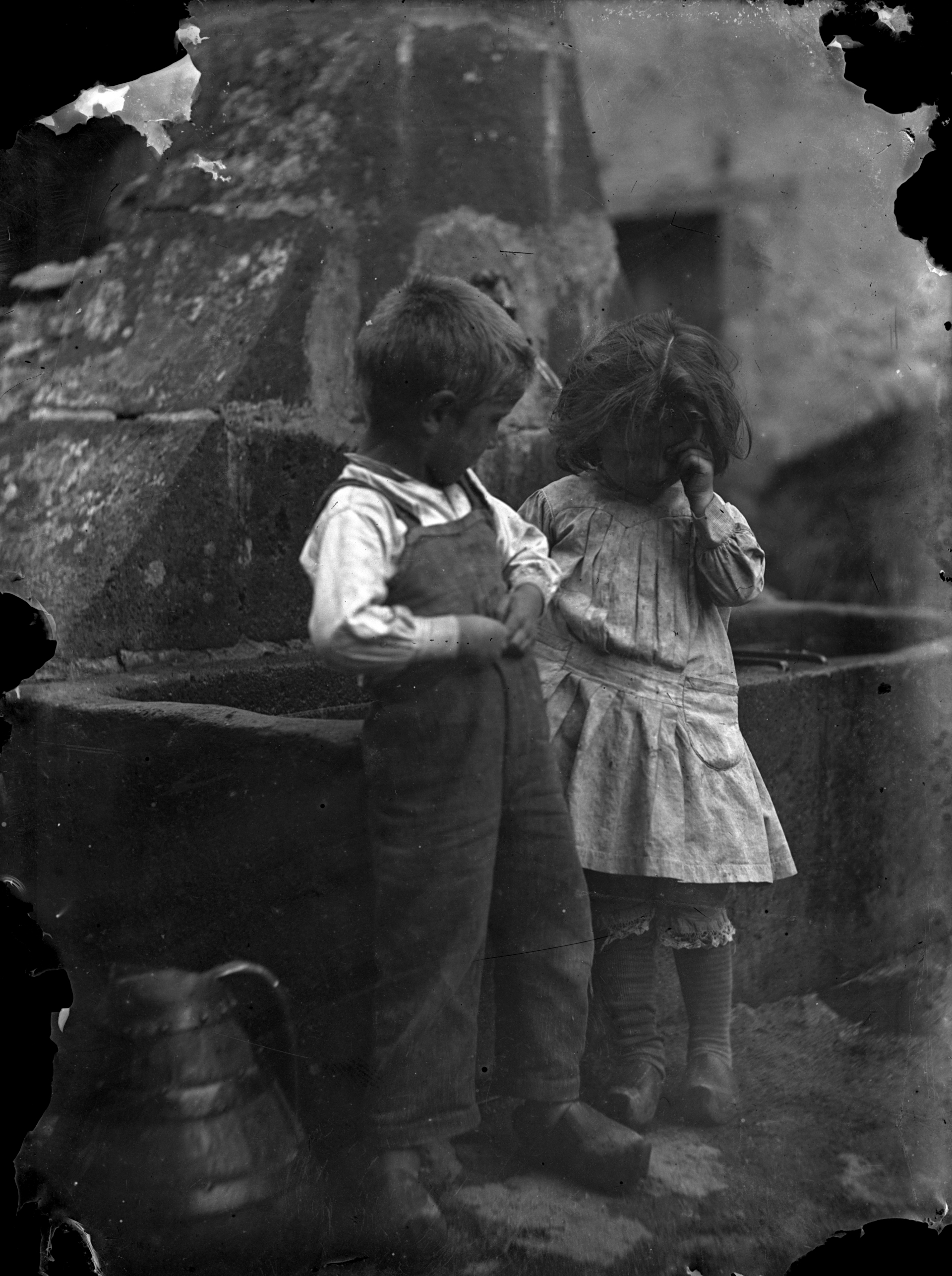 Léon Delachaux, Two kids in front of a fountain